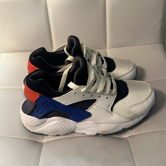 Kids' White and Black Sneakers size 4Y - Picture 3 of 4